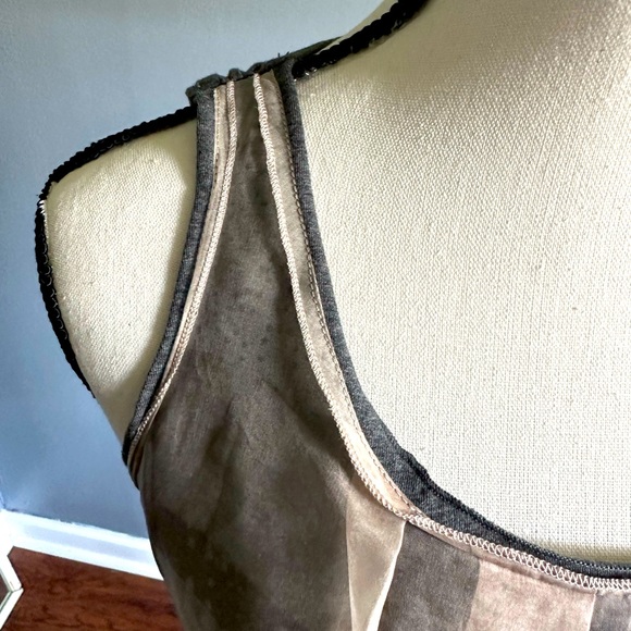 TINY GRAY TOP. SIZE SMALL. - Picture 5 of 9